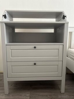 Prebalovaci pult+komoda 2v1 ikea