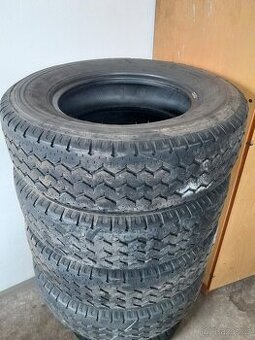 Pneu 215/75 R16 C Michelin