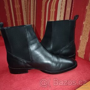 Dámská kotníková obuv.