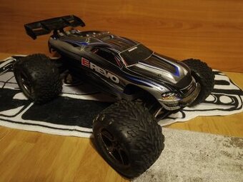 traxxas e revo 1:8 + 2x 7800mah 2s baterie