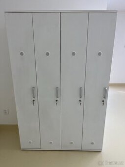 Dřevěná šatní skříň čtyřdveřová