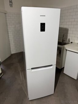 SAMSUNG kombinovaná lednice s mrazákem - bílá volně stojící