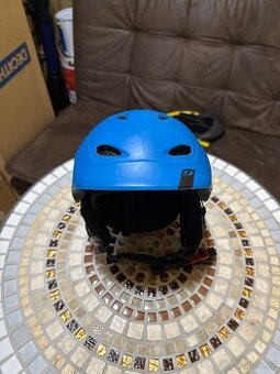 Modrá lyžařská/snowboardová helma (sportovní styl)