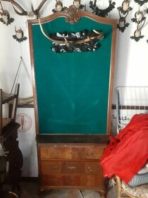 starožitná skřínka a věšáky na myslivecký inventář