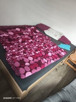Postel včetně matrací a zdarma lampičky