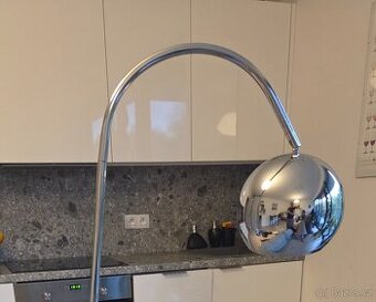 Chromová lampa stojací, oblouková