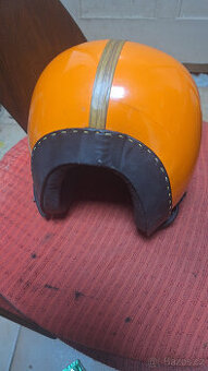 Oranžová helma