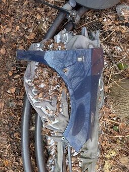 Škoda Fabia 2 pravý blatník modrý