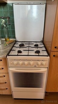 Plynový sporák MORA 2275: plyn + elektrická trouba, úložný