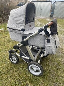 Dětský kočárek.