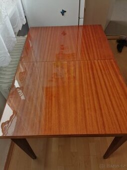 Jídelní stůl