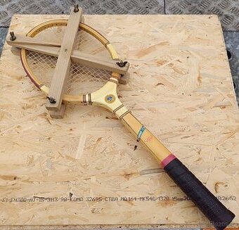 Dřevěná retro tenisová raketa v napínacím rámu (lisu)