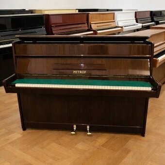 České kvalitní pianino PETROF k zapůjčení.