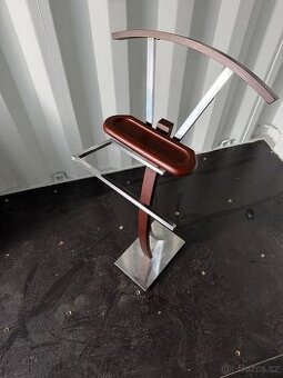 Atypický věšák na oblečení