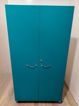 Skříň Alka na kolečkách 151×80×45 cm