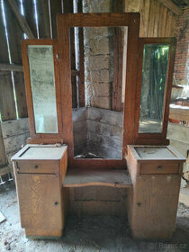 Historický toaletní stolek