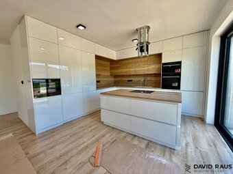 Prodej  rodinného domu 5+kk (211 m2) s garáží,  pozemek 467 