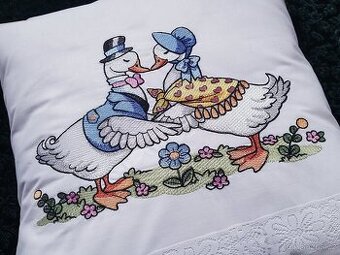ZAMILOVANÉ HUSIČKY - VYŠÍVANÝ POVLAK NA POLŠTÁŘEK