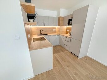 Moderní nový byt 2+kk s balkónem, jen 1 minutu od metra