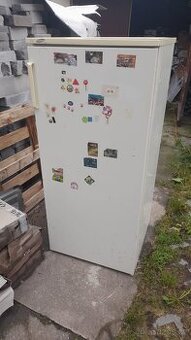Velká lednice s mrazákem plně funkční za tři stovky