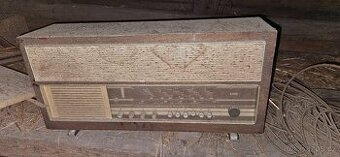 Staré rádio Tesla R 4000 – nefunkční, nález z půdy