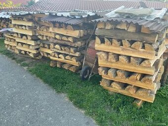 Palivové dřevo štěpiny štípané