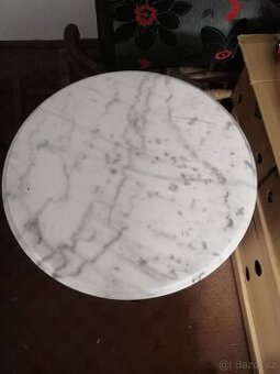 Stolek kovová noha + kulatá deska mramor