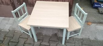 Dětský stolek se židličkami