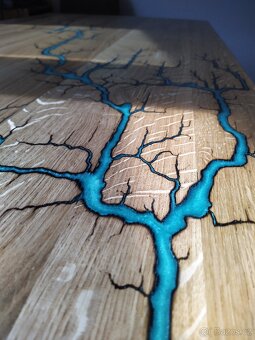 Dubový stůl s blesky