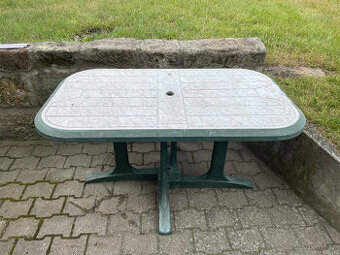 Stůl na zahradu
