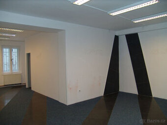 Obchodní prostory v přízemí. U zast. tramvaje Prostorná. - 1