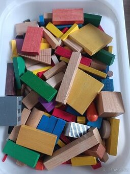 Sada převážně domino a dřevěných kostek