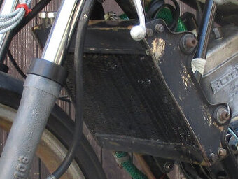 Závodní silniční motocykl metalex chladič na rám motocyklu