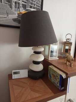 Stolní lampa s látkovým stinidlem