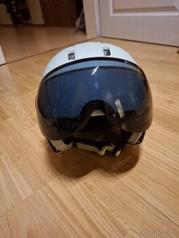 Dětská lyžařská helma s integrovanými brýlemi