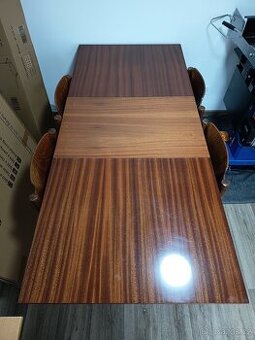 Rozkládací jídelní stůl vč.zidli