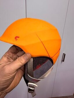 Dětská přilba na zimní sporty. Lyže snowboard dívčí