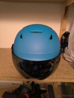 Dětská lyžařská helma se štítem