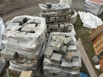 Zbytkový žulový a ostatní materiál ze stavby RD