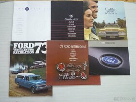 Prospekty amerických vozů Cadillac, Chevrolet, Ford, Volvo..