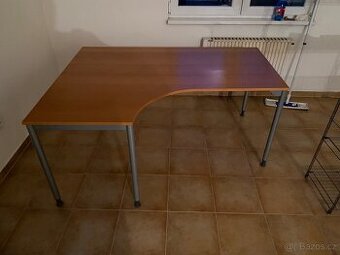Velký dřevěný rohový pracovní stůl Ikea s kovovými nohami.