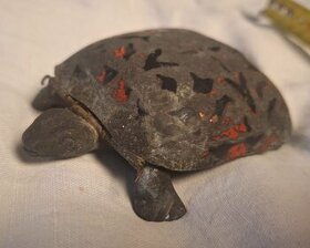 Starý kovový popelnik želva