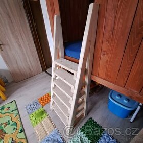 řebřík/schůdky k dětské posteli, zahradnímu domečku