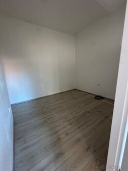 NOVĚ ZREKONSTRUOVANÝ BYT 2+kk (57,4 M2) NA NÁMĚSTÍ VE CHVALŠ