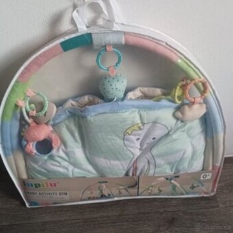 Hrací podložka s hrazdičkou