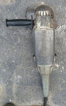 Obří elektrická rozbrušovačka, plně funkční.