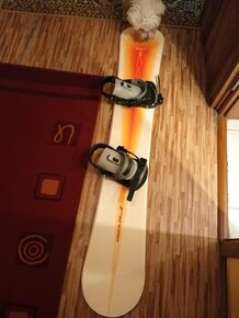 Zachovalý snowboard