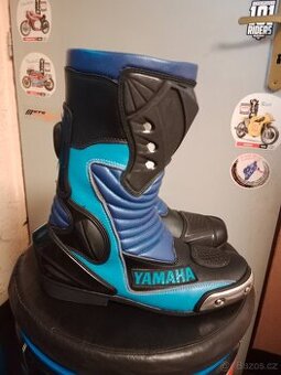 Boty s nápisem Yamaha