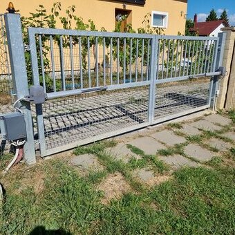 Vjezdová dvoukřídlá vrata, pohon Hörmann