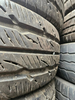 215/75R16C 113/111R Uniroyal